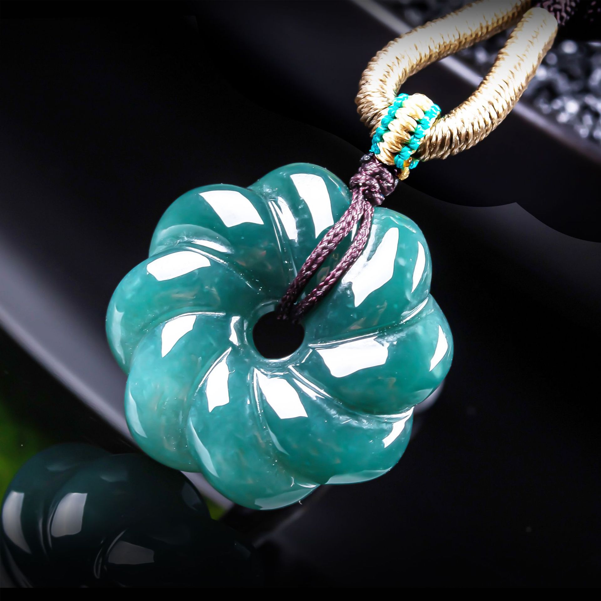 Necklaces - قلادة زهرة من اليشم البورمي الطبيعي،