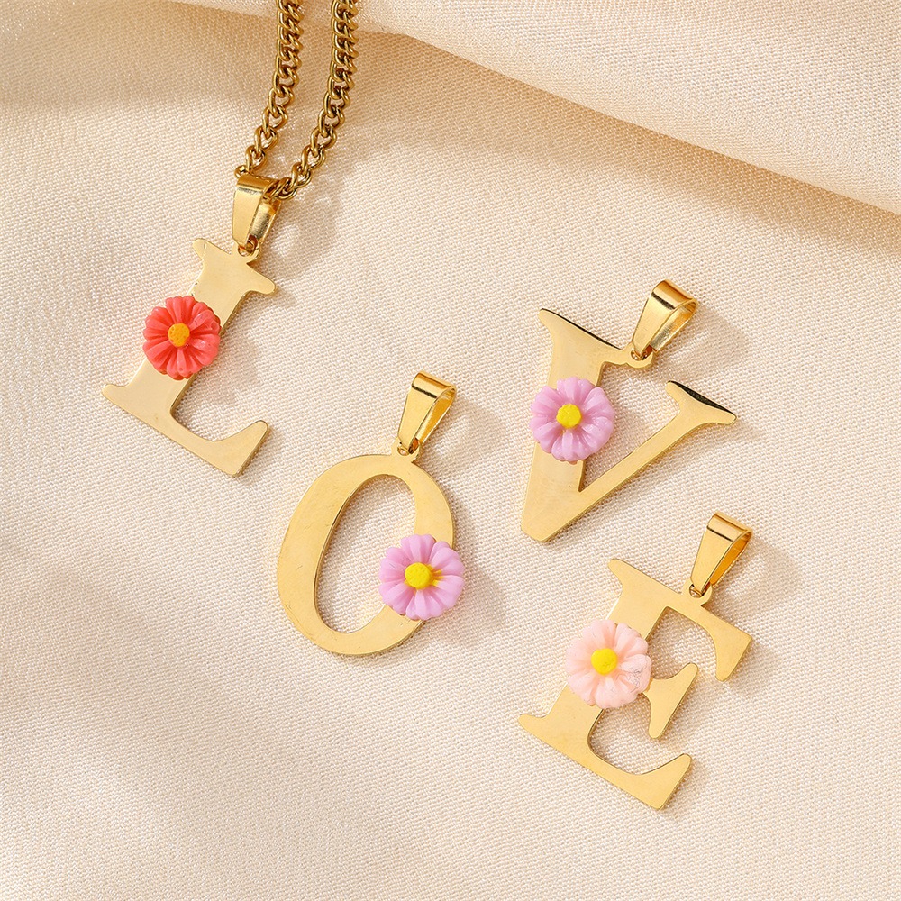 Initial Letter Necklace 18K Gold - قلادة مخصصة بحرف أولي على شكل