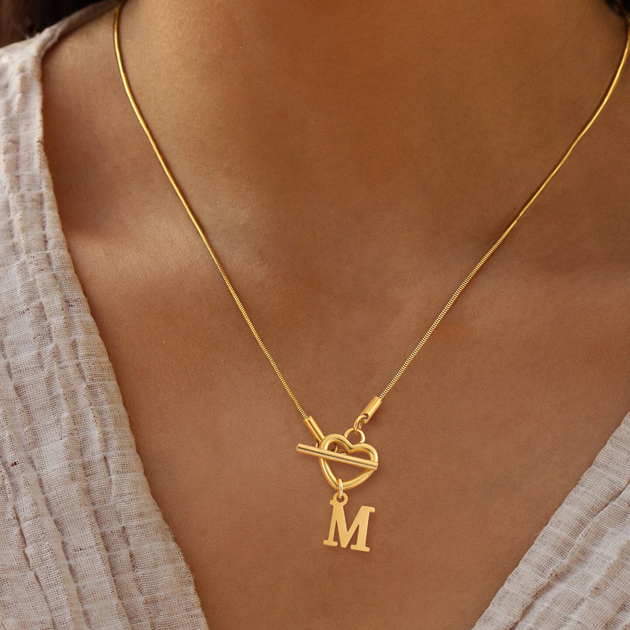 Initial Letter Necklace 18K Gold - قلادة أنيقة بحرف أولي من A