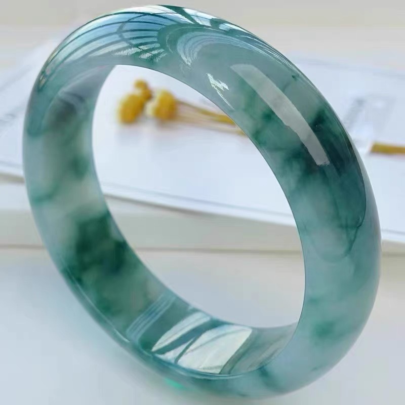 سوار من اليشم الجليدي من ميانم - مراجعة Bracelets وسعره