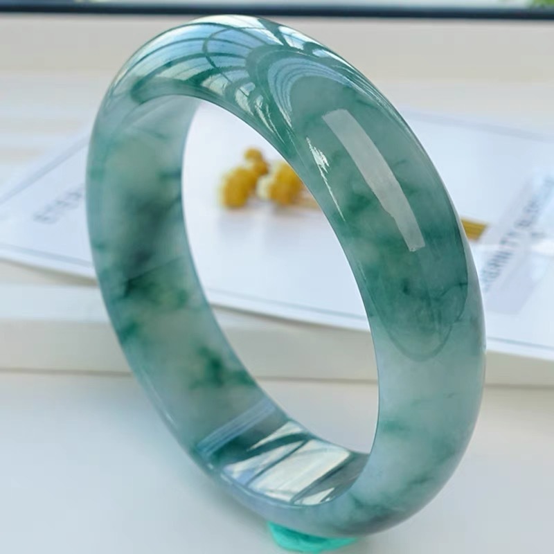 سوار من اليشم الجليدي من ميانم - مراجعة Bracelets وسعره