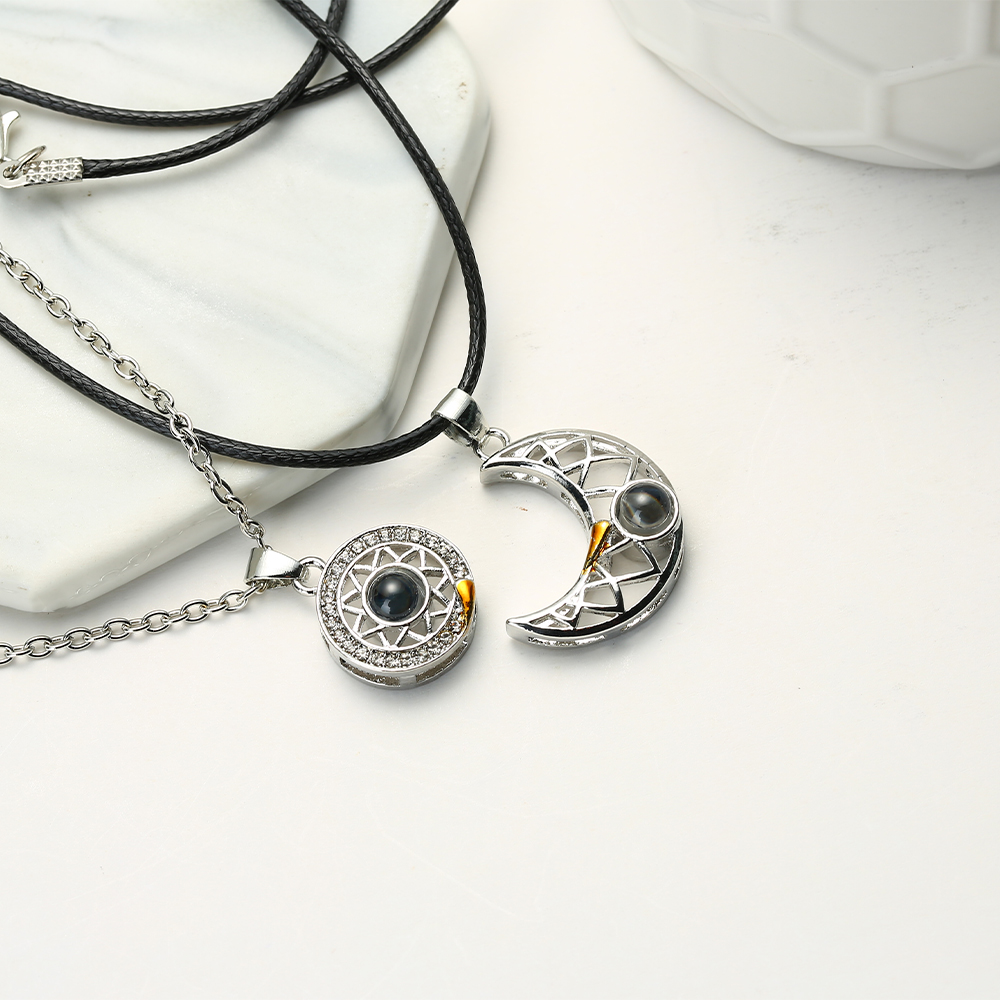 موضة زوجين مطابقة قلادة الشمس  - مراجعة Magnetic Couple Matching Necklaces وسعره