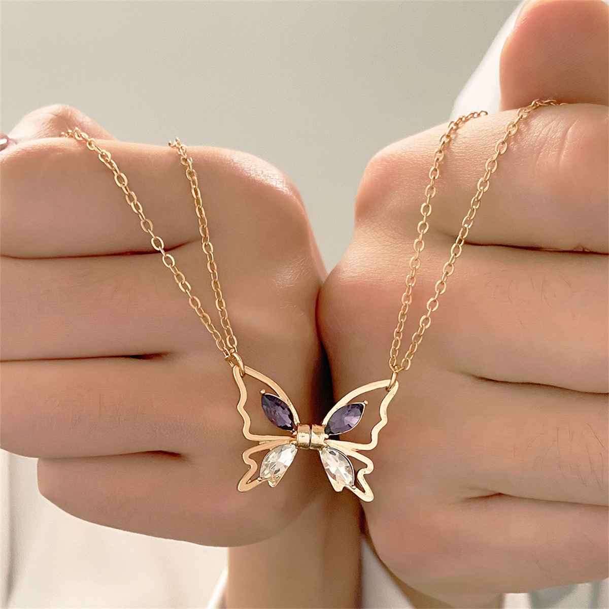 قلادة فراشة مغناطيسية للأحباء  - مراجعة Magnetic Couple Matching Necklaces وسعره