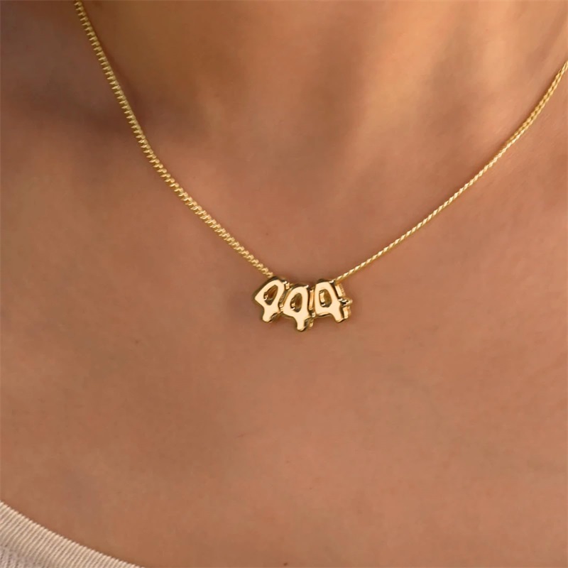 قلادة مخصصة بحروف ثلاثية الأبع - مراجعة Initial Letter Necklace 18K Gold وسعره