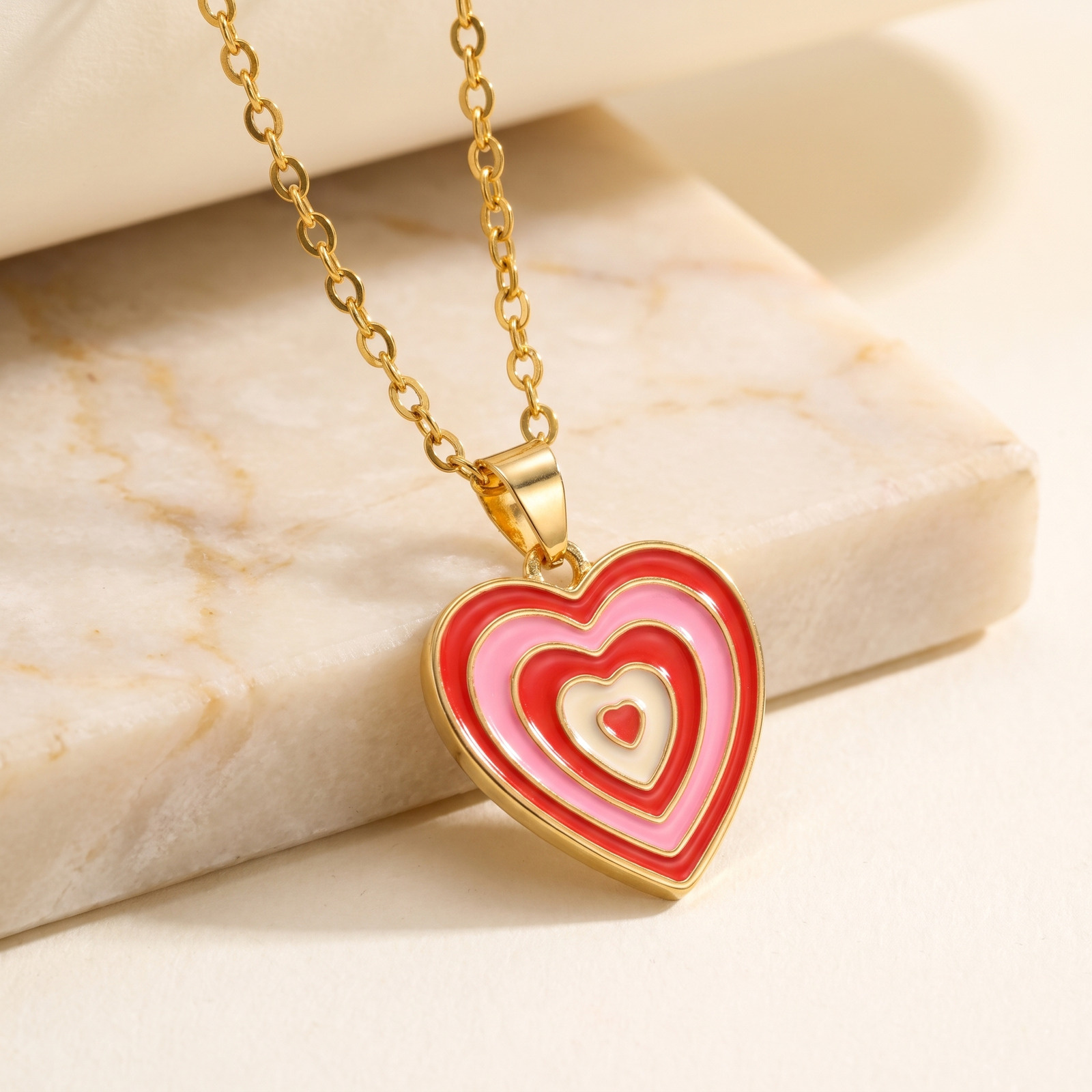 قلادة بقلب مطلي بالمينا بأسلوب - مراجعة Layered Pendant Necklace Aesthetic وسعره
