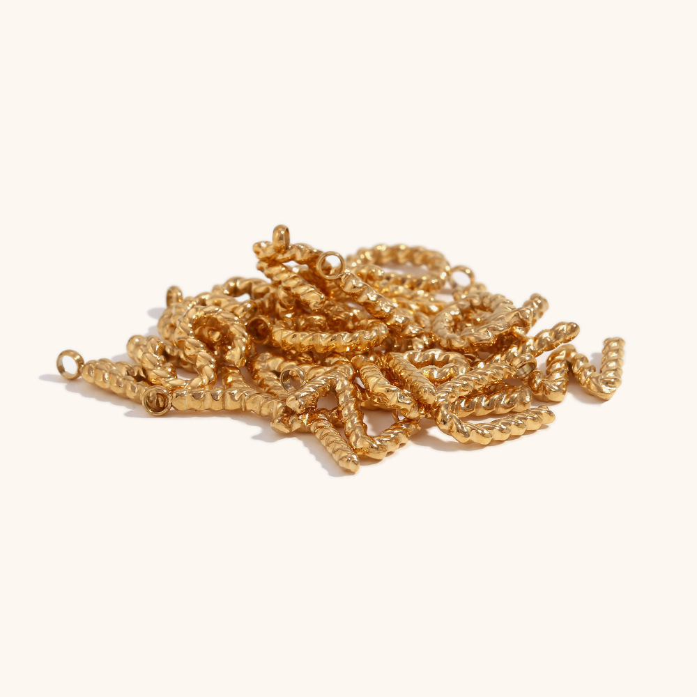 شخصية ثلاثية الأبعاد رسالة قلا - مراجعة Initial Letter Necklace 18K Gold وسعره
