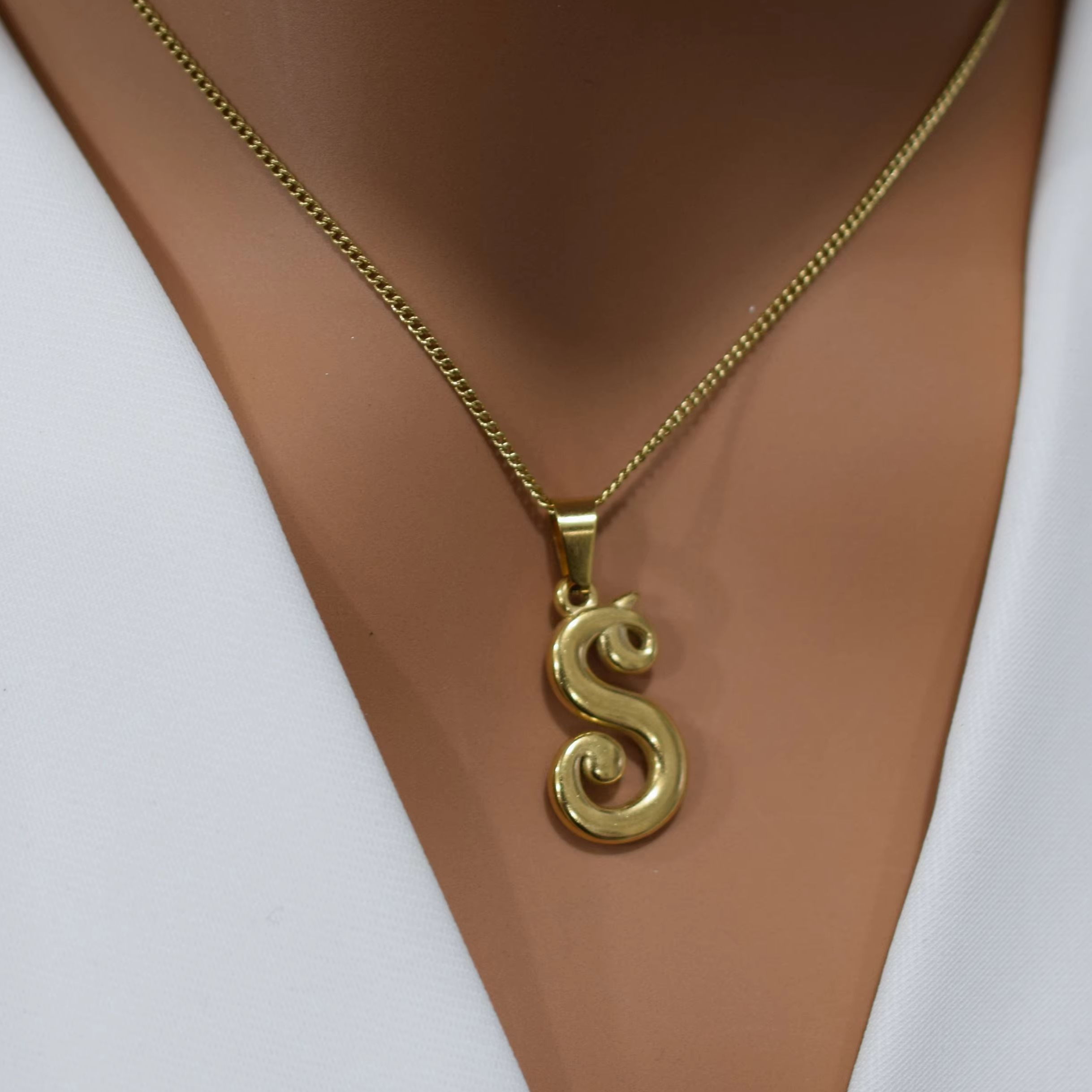 قلادة على شكل حروف أبجدية عتيق - مراجعة Initial Letter Necklace 18K Gold وسعره