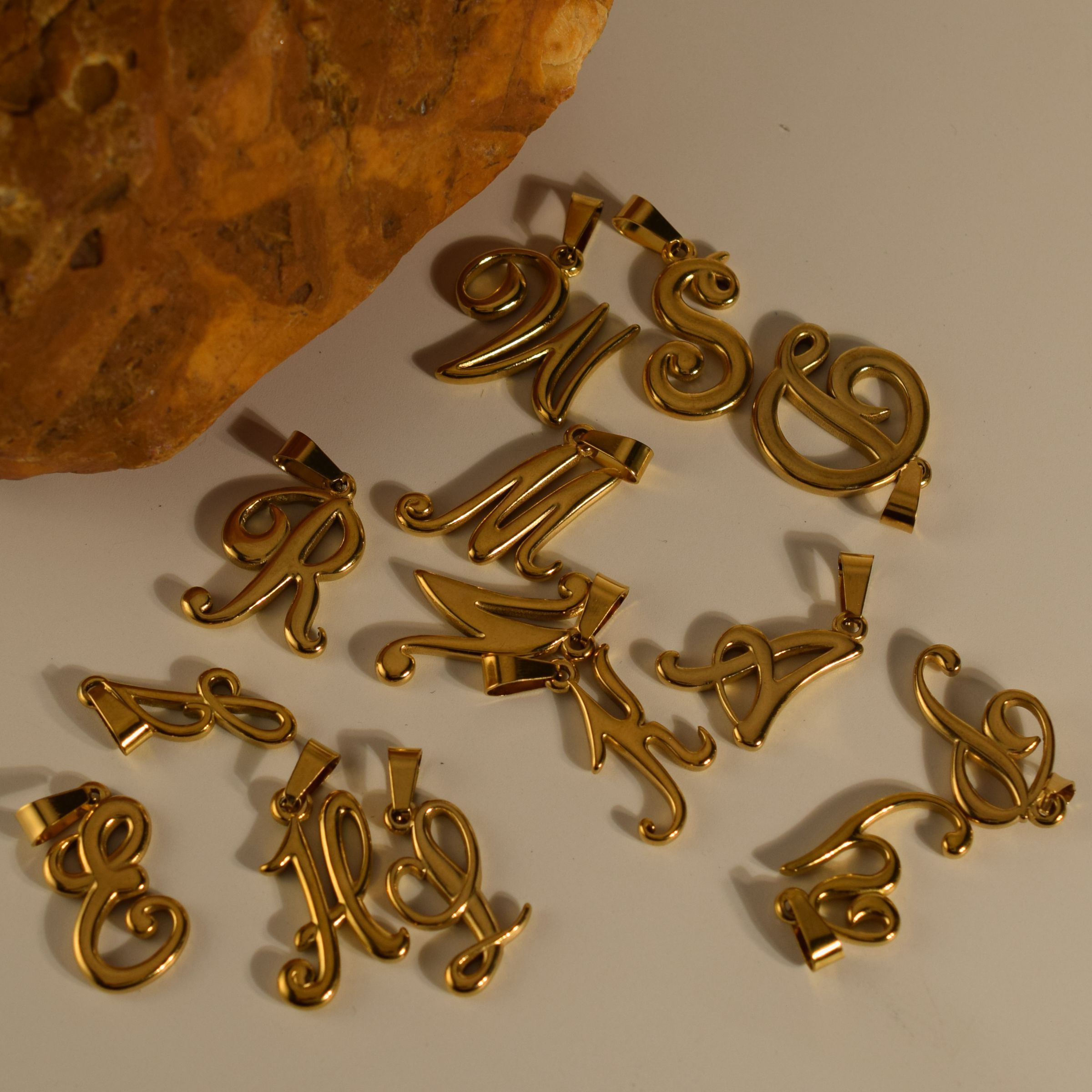 قلادة على شكل حروف أبجدية عتيق - مراجعة Initial Letter Necklace 18K Gold وسعره