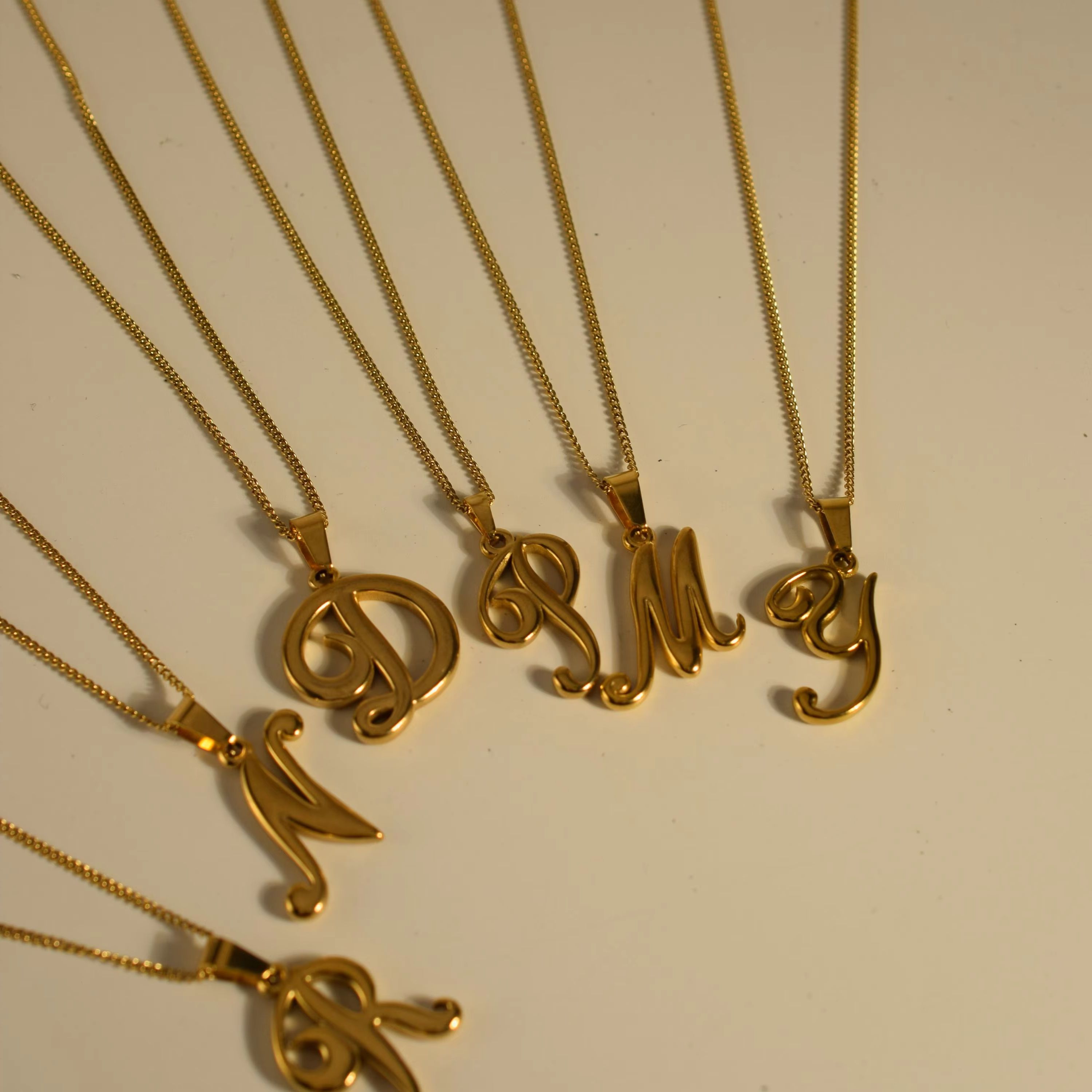 قلادة على شكل حروف أبجدية عتيق - مراجعة Initial Letter Necklace 18K Gold وسعره