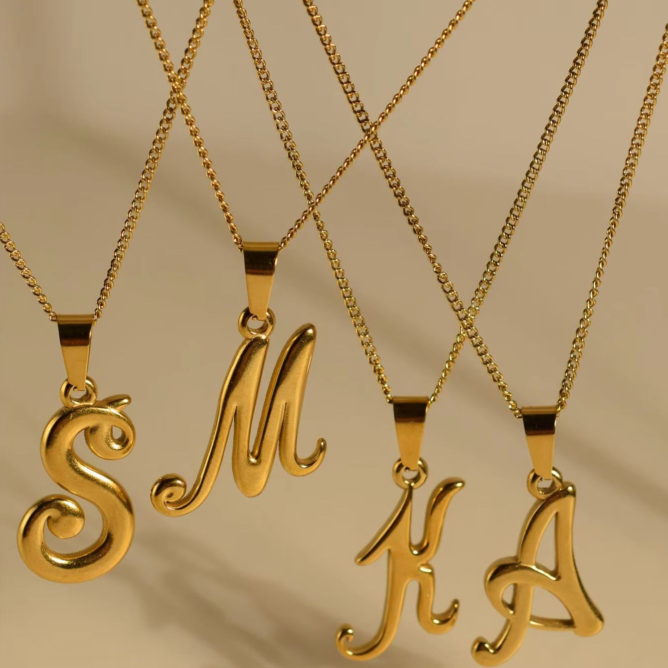 قلادة على شكل حروف أبجدية عتيق - مراجعة Initial Letter Necklace 18K Gold وسعره