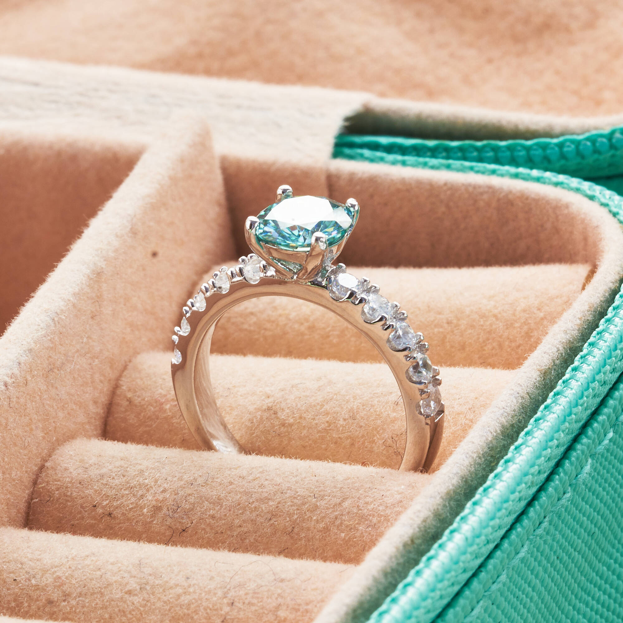خاتم موسانيت كلاسيكي بوزن 1 قي - مراجعة Moissanite Engagement Ring 1 Carat وسعره