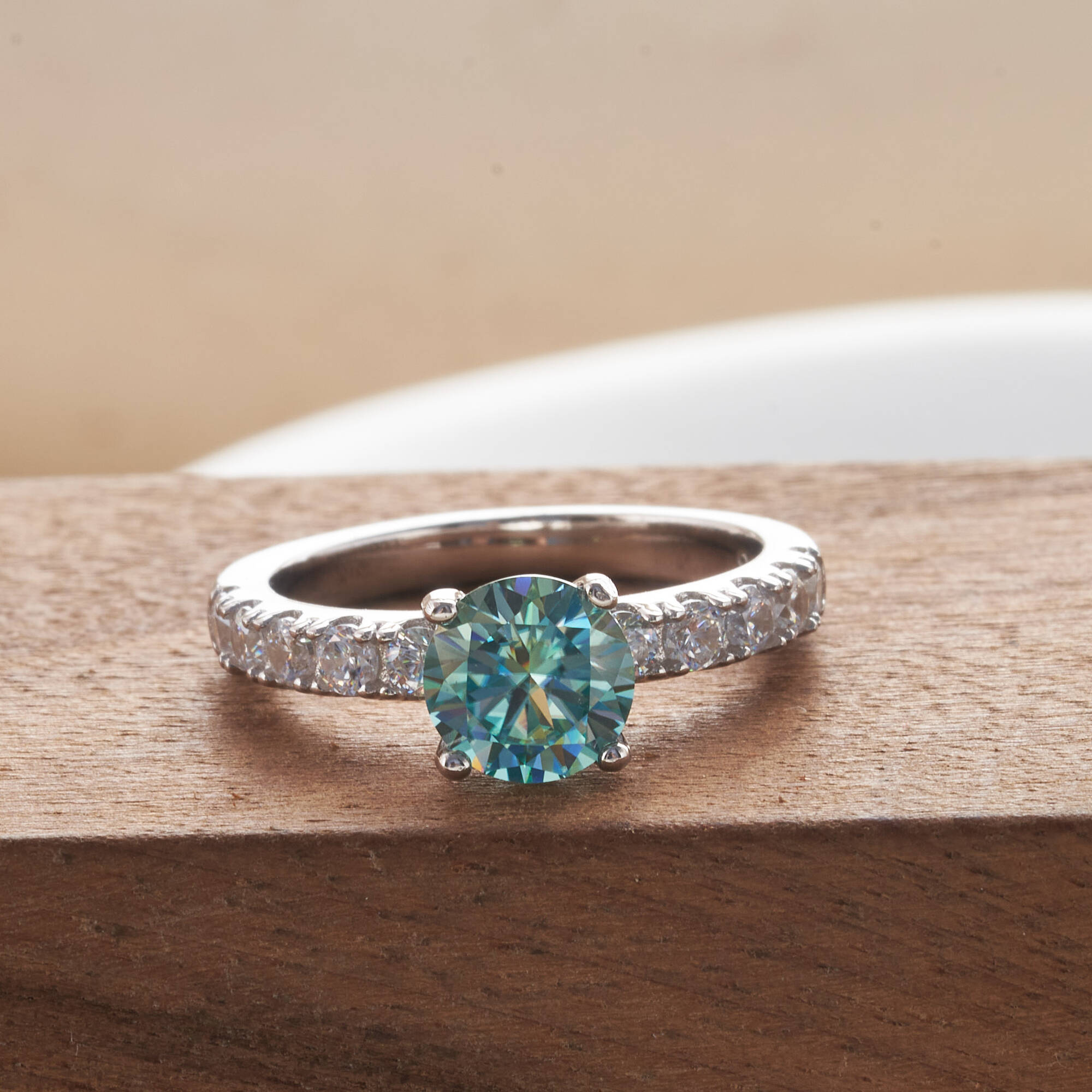 خاتم موسانيت كلاسيكي بوزن 1 قي - مراجعة Moissanite Engagement Ring 1 Carat وسعره